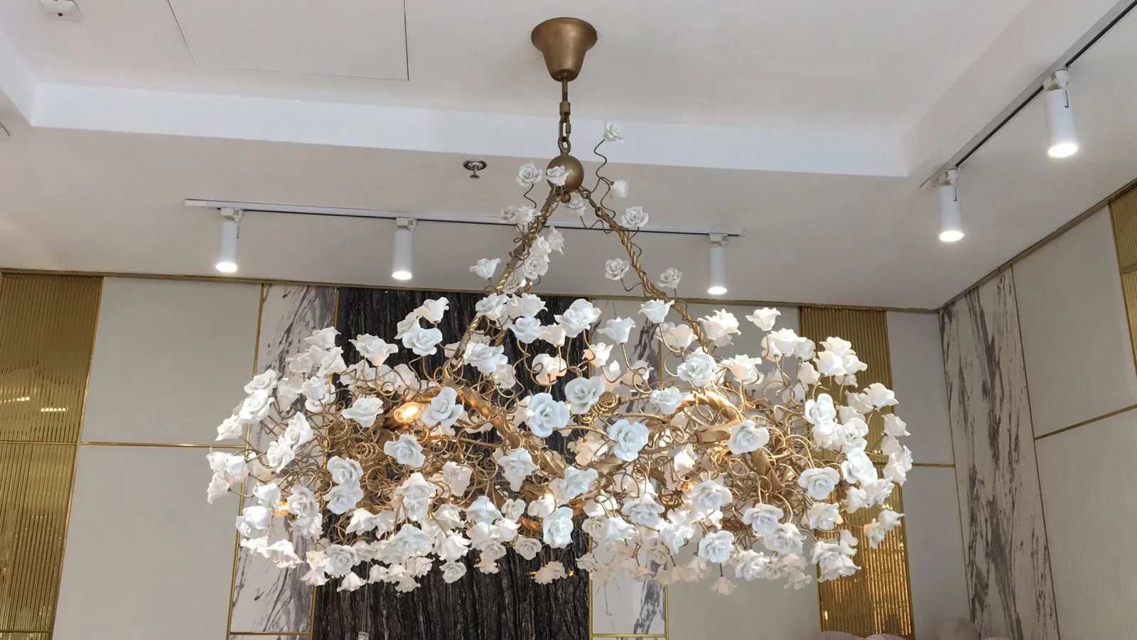 professional chandelier hanging services in dubai 1