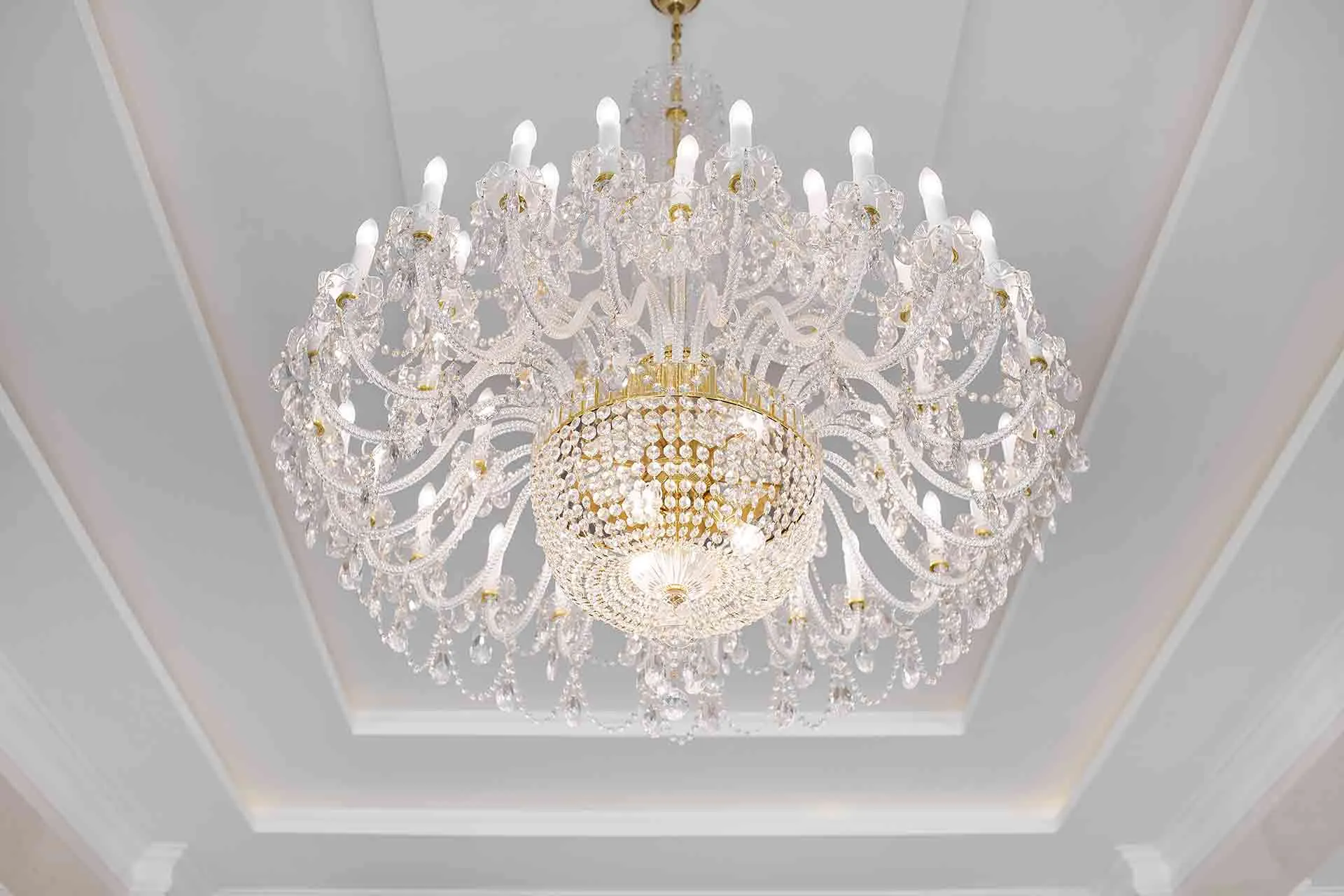 professional chandelier hanging services in dubai